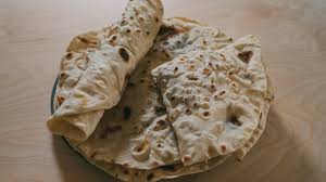 Per evitare l'uso di grassi saturi e grassi animali, in questo caso suggeriamo di sostituire lo strutto con olio di semi. Piadina All Olio Di Oliva Senza Lievito E Strutto Arrotolabile Cucinageek