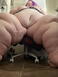 penguin_ssbbw present unwrap tease