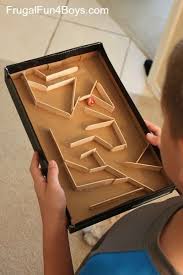 Un Labyrinthe En Boite A Chaussure Diy Avec Images Bricolages Avec Des Batonnets De Glace Batons De Creme Glacee Craft