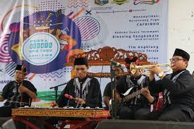 Jenis alat musik yang berasal dari india, mempunyai jangkauan nada 2 oktaf, dan bentuknya menyerupai gitar berlengan panjang dinamakan. Mengenal Keroncong Tugu Musik Portugis Betawi Yang Membius Batavia Halaman All Kompas Com