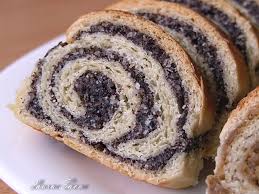 Cu aceasta compozitie de nuca ungem foile intinse, lasand cca 1 cm de margine. Saviecuta Cu Mac Si Nuca Baigli Retete Culinare Cu Laura Sava Cele Mai Bune Retete Pentru Intreaga Familie