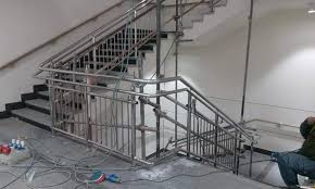 Kami menerima pembuatan pagar stainless dan sejenisnya, bahan yang kami gunakan berkualitas terbaik, proses pengerjaan tanpa lemot dan bisa kirim seluruh indonesia. Railing Tangga Stainless 03 Spesialis Pagar Besi Klasik Minimalis Farhan Steel