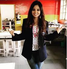 Although anyone can't tell one's accruate height just by seeing photos. Sakshi Dhoni Biography Wiki Age Height Spouse Career Education