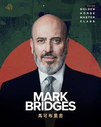 2025金馬電影大師課】造型／#馬可布里吉Mark BRIDGES ​  自幼鍾愛手做服裝，紐約石溪大學戲劇學系畢業後，毅然奔向百老匯逐夢。初於傳奇服飾製作公司負責布料採購，並攻讀Tisch藝術學院服裝設計碩士，終獲參與《巴頓芬克》、《閃靈殺手》等曠世名作之契機。1995年結識  ...