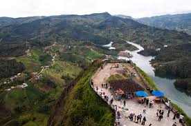 Geologists believe the rock owes its prominence to the lack of cracks on its. El Penon De Guatape El Penol Colombia