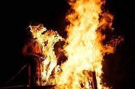 La noche de san juan es la noche del fuego donde pasado, presente y futuro se funden en un solo instante, la media. San Juan Nacht In Andalusien Sonnwendfeier In Andalusien