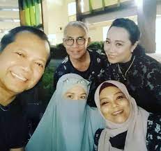 Hari ini nama pelakon terkenal hannah delisha sekali lagi menjadi perbualan hangat netizen apabila seorang wanita dipercayai ibunya memuat naik terjadi suatu yang membelenggu, maka itu tiada restu. Biodata Penyanyi Noor Ashikin Ahmad Kakcik Wujud Ibu Hannah Delisha Iluminasi