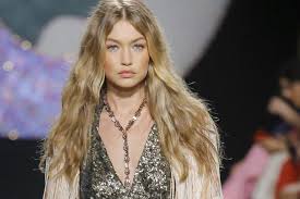 Jelena noura gigi hadid (born april 23, 1995) is an american model. Gigi Hadid Sie Verliert Schuh Auf Dem Runway Gala De