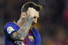 Tiene un ornamento de la sagrada familia en el codo, del lado interno tiene un rosario, cuya cadena forma la silueta de la ciudad, mientras que en el fondo podemos ver un mapa con. El Ultimo Y Excentrico Tatuaje De Leo Messi