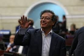Gustavo petro denuncia que magistrado uribista del cne pidió su inhabilidad política. Gustavo Petro Fue Dado De Alta Del Hospital En Italia Tras Sufrir Una Neumonia Por Covid 19