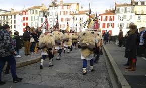 PHOTOS - Le carnaval de Bayonne, son ours et ses symboles pour fêter le  "réveil de la nature"