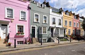 Giyim alışverişi için bir çok küçük dükkan uygun fiyata satış yapmakta ve hatta primark isimli dünyanın en büyük giyim perakende markasından çok uygun. Ingiltere Haberleri Emlak Gundemi Emlak Bilgi Ve Haber Merkezi