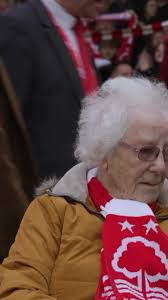 Entrou um cisco no meu olho 🥹 Vera Hill, de 92 anos, abriu mão de seus  ingressos da temporada há 15 anos, quando começou a perder a visão. No  último fim de semana, o Nottingham Forest a convidou para ...