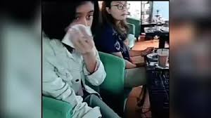 Saat di undang di stasiun tv swasta amel yang mirip dengan mendiang almarhumah nike ardila mencoba bernyanyi#suaraasliamelsaatbernyanyi#. Khm5o Abt8k5cm