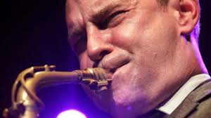 Benjamin Herman trekt feestelijke lange neus