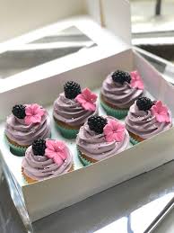 Die creme in eine spritztüte füllen und schon kann man damit muffins, torten oder andere desserts verzieren. Cupcake Rezept Mit Creme Topping Und Beeren
