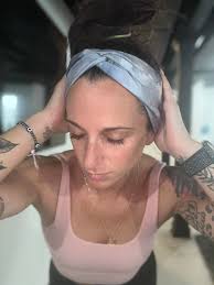 You guys I love these headbands when my hair is not day 1 😂 it makes it  look pretty 😍