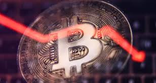 طوفان در بازار کریپتو؛ آیا قیمت بیت‌کوین تا ۷۵ هزار دلار سقوط می‌کند؟