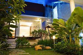 Setelah pintu utama sebelum ke ruang tamu, terdapat tumbuhan sansiviera yang berjejer cantik. 8 Inspirasi Desain Taman Kecil Di Belakang Atau Samping Rumah Arsitag