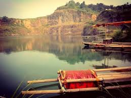 Rasa lelah dan letih selama perjalanan tersapu habis dengan obek wisata alam bogor danau quarry jayamix ini konon dulunya bekas pertambangan yang terbentuk menjadi sebuah danau karena suatu. Harga Tiket Masuk Dan Lokasi Danau Quarry Rumpin Bogor