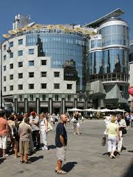 Designed by the austrian architect hans hollein, it is a building in the postmodernist style and was completed in 1990. Haas Haus
