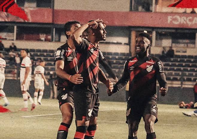 S&atilde;o Paulo perde para o Athletico-PR e amplia crise no Brasileir&atilde;o - AG&Ecirc;NCIA ESPORTE