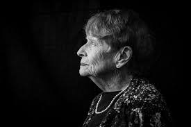 Liz Linder's Instagram, Twitter & Facebook