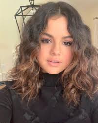 Selena Gomez S New Lob Shows Off Her Natural Curls In 2020