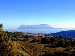 Gibraltar dʒɪˈbrɔːltɚ ) — заморскаятерриториявеликобритании на юге пиренейскогополуострова , включающая гибралтарскуюскалу и песчаный перешеек. Reisebericht Gibraltar My Travelworld