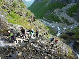 Bispen, kongen og dronningen sett fra tverrdalsfoss. Wandertour Trollstigen Klovstien 858 M U M