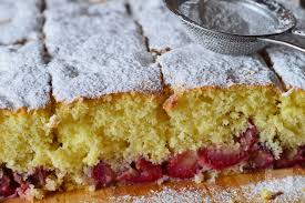 Se separa albusurile de galbenusuri, albusurile se bat spuma cu un praf de sare si jumatate din cantitatea de zahar, care se adauga treptat. Pandispan Cu Visine Caietul Cu Retete