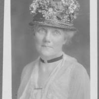 Marion Lincoln Lewis Lee bathing her daughter, Lucy Lee]