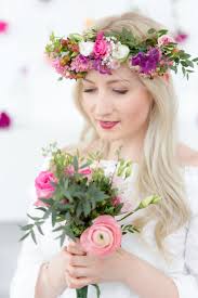 Blumenkranz für haare einfach selber machen blumenkränze sind ein wunderbares accessoire für bräute brautjungfern oder hochzeitsgäste. Blumenkranz Selber Binden Diese Anleitung Ist Super Einfach