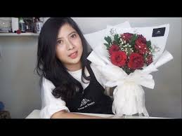 Beli buket bunga mawar merah karena sangat direkomendasikan untuk anda yang ingin memberikan hadiah kepada istri, ibu, pacar atau gebetan. Special Holiday Cara Merangkai Buket Bunga Mawar Merah How To Make Red Roses Flower Bouquet Youtube Red Rose Bouquet How To Wrap Flowers Flowers Bouquet