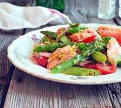 Salade De Saumon Et D Asperges Avec Vinaigrette A L Orange Recipe Greens Recipe Recipes How To Cook Quinoa