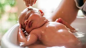 Wash the baby two or three times a week with a sponge soaked in warm water. Can I Bathe My Newborn Goodagaa