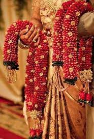 How To Pick The Perfect Jaimala Witty Vows Flower Garland Wedding Indian Wedding Garland Indian Wedding Flowers