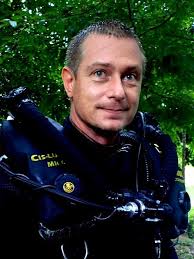 Dansk dykker deltog i thailandsk redningsaktion: »Vi skulle gøre op med os  selv, om vi ville kunne leve med, at vi skulle bære et dødt barn ud af  grotten«