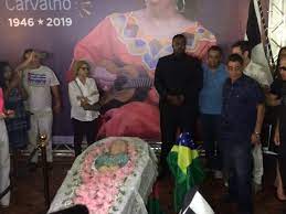 Ouça beth carvalho nas plataformas digitais open.spotify.com/artist/56tkpi7rpmu8jtpkck7fy3?si=6iz3ohsvsbaq7mtlvuvc8w. Zeca Pagodinho E Amigos Se Despedem De Beth Carvalho Roberta Jungmann