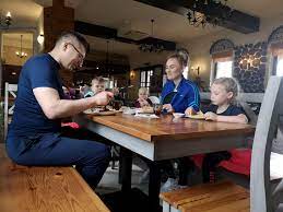 Marcin mroczek z żoną i synami w walencji. Minister Przylapany W Restauracji Czule Chwile Z Zona Zdjecia Paparazzi Super Express Wiadomosci Polityka Sport