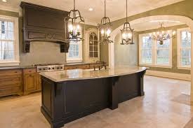 Encimeras de granito y electrodomésticos de acero inoxidable favorecen el diseño de esta cocina. Cocinas De Granito