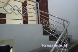 Fungsi utamanya mencakup soal keamanan dalam rumah. Daftar Harga Railing Balkon Stainless Minimalis Railing Kaca Railing Klasik Railing Akrilik Dan Handrail Tangga Update Juli 2021