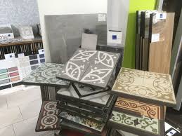 Während der aufbau eines dielenbodens sich aus einer dampfsperre, der trittschalldämmung und einem lagerholz zusammensetzt, werden fliesen im mörtelbett verlegt. Den Richtigen Bodenbelag Finden Altbau Neu Gedacht