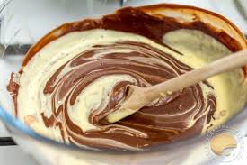 Dome De Mousse Au Chocolat Legere Nappe D Un Glacage Miroir Et Depose Sur Un Palet Croustillant Mousse Au Chocolat Legere Chocolat Praline Gateaux Et Desserts