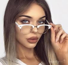 Kepada si pemilik bentuk muka bulat, pilih bingkai cermin mata yang bersegi. Model Kacamata Yang Cocok Untuk Wajah Bulat