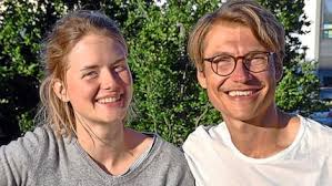 Bergen: Paar verabschiedete sich mit Ständchen von der Insel Rügen