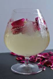 Rosensirup Aus Rosenbluten Rosen Sirup Rosensirup Cocktails Mit Sekt