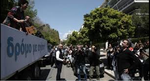 Η παρέα επιβιβάζεται στο… ακριβό «διθέσιο» του νίκου αντύπα και της λίνας νικολακοπούλου και ξεκινά… Prwtopsalth Pws Perasame Mprosta Apo To Megaro Ma3imoy Ti Eipe Gia Th Mh Thrhsh Twn Metrwn Sofokleousin