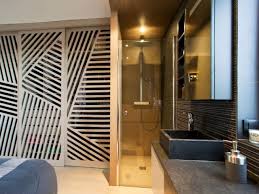 Chambre Parentale Douche A L Italienne Et Dressing Ferme Par Des Cloisons Coulissantes Ajourees Appartement Porte Placard Cloison Coulissante