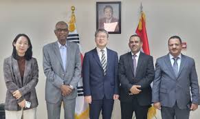 وفد من قيادة الإصلاح يلتقي السفير...